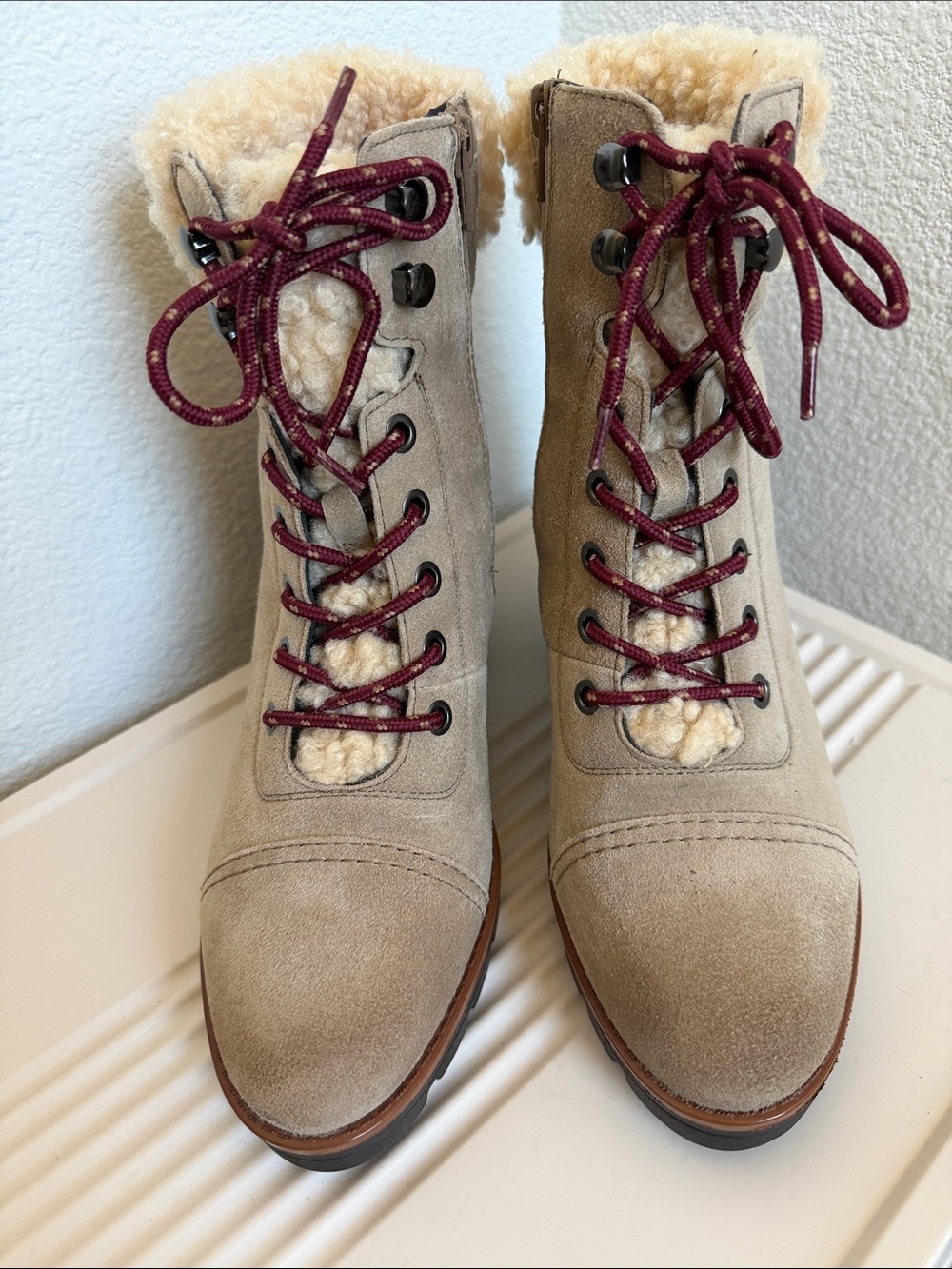 NWOT Naturalizer Taupe / Dark Beige Lace-Up & zipper Hiking Boots with Shearling